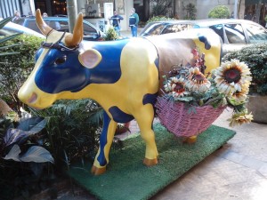 Deko-Kuh im italienischen Gässchen